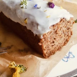 « Ze Carrot Cake » avec des noix et un  glaçage aux fleurs 6 pers.