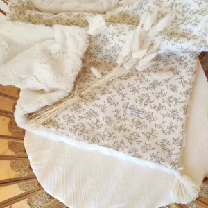Couverture bébé "Louison" gaze de coton BIO écru à fleurs et pompons